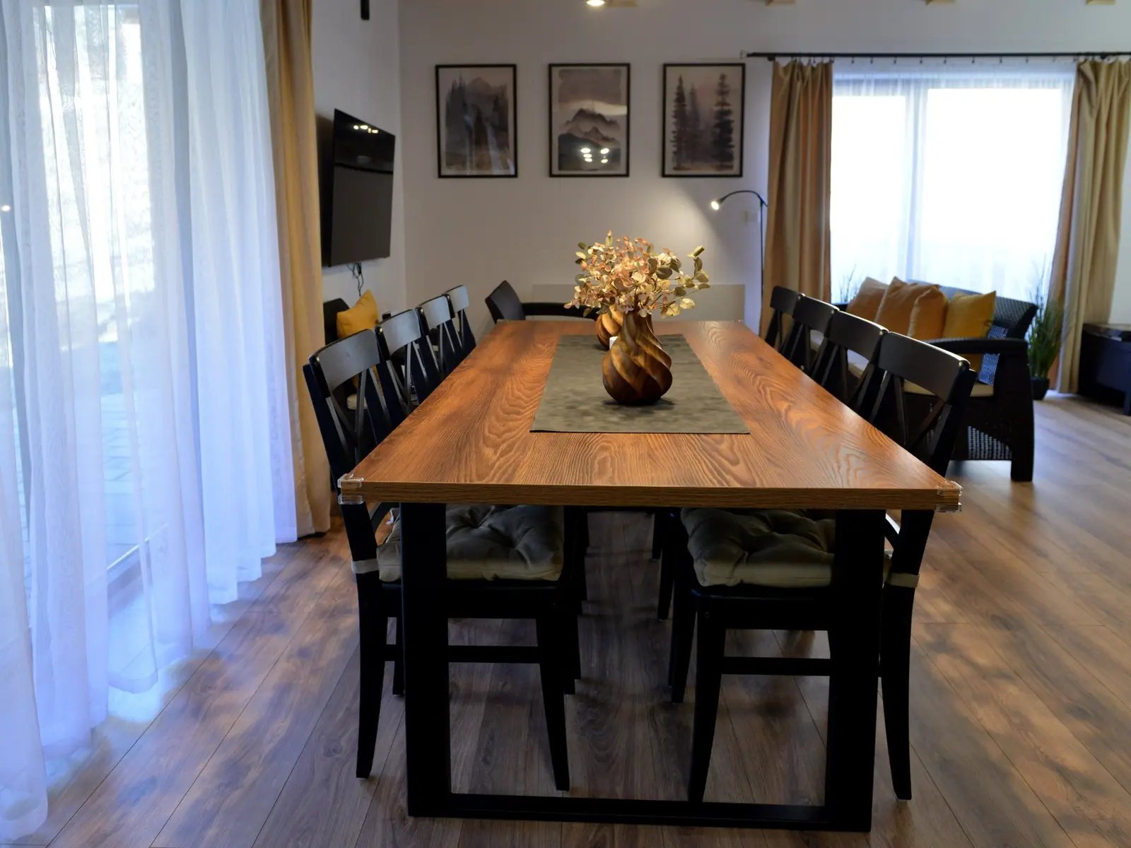 Raňajky pri veľkom jedálenskom stole v Chalet Björn