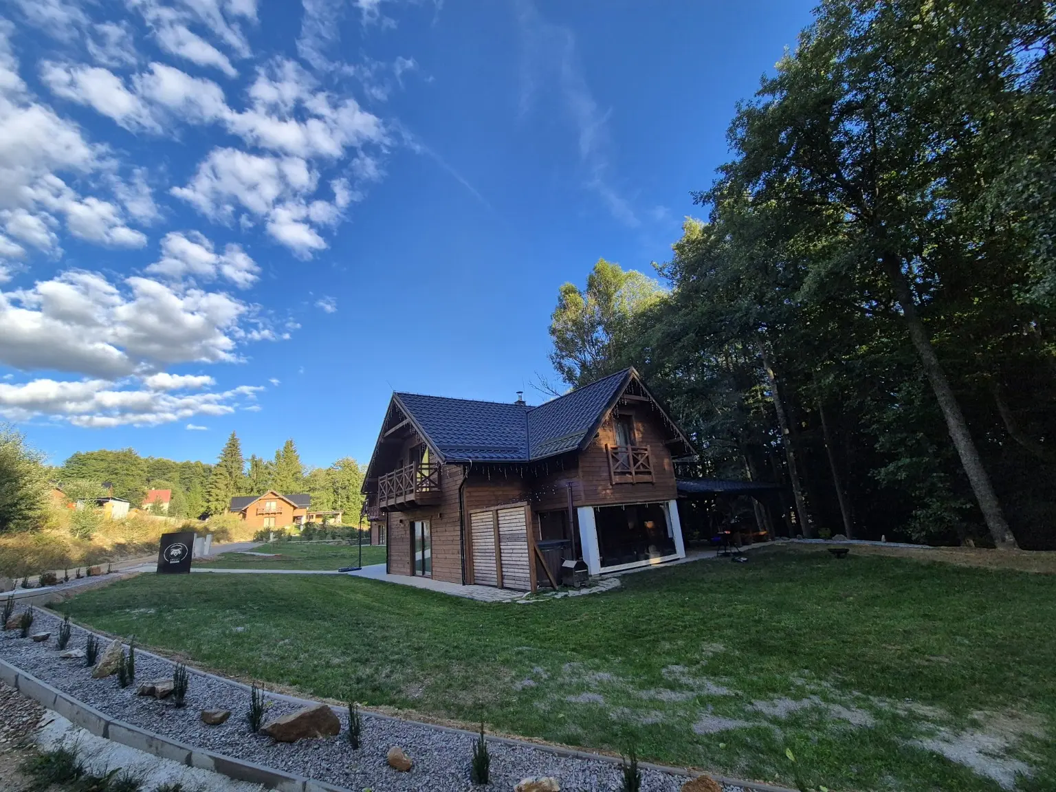 Široký pohľad na Chalet Björn a okolitý les