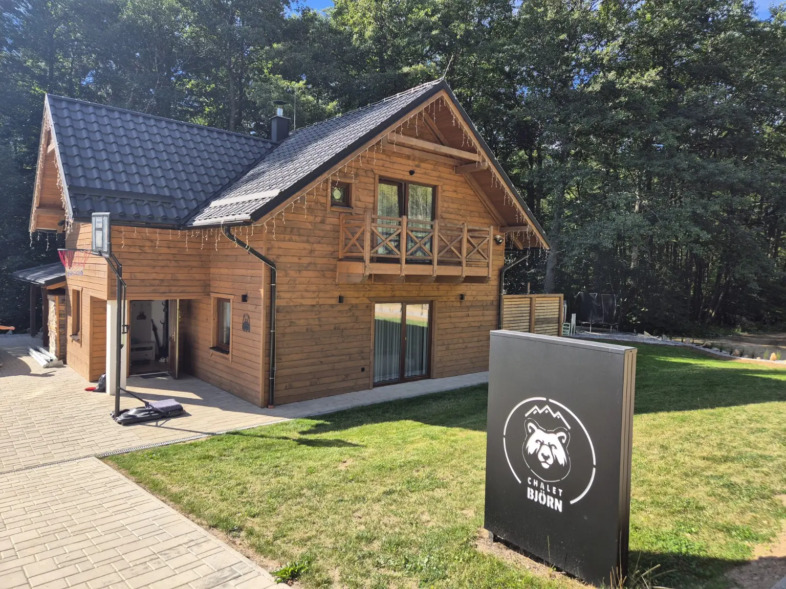 Chalet Björn s logom pri vstupnej ceste