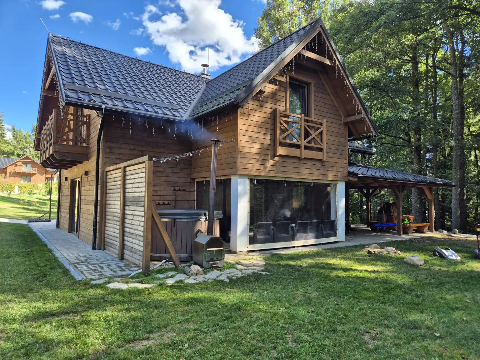 Bočný pohľad na chalet, kaďu a krytú terasu